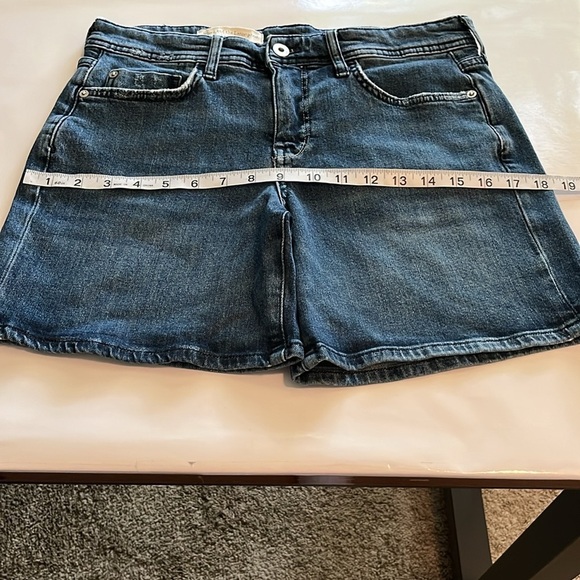 Pilcro and the Letterpress Anthropologie Slim
Boyfriend Shorts High Rise Size 28 - Picture 5 of 16